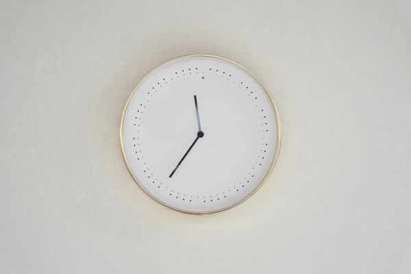 Une horloge murale silencieuse pour une atmosphère apaisée